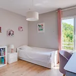 Beautiful House In With Pool & Parking Πανσιόν 4*