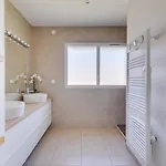 Beautiful House In With Pool & Parking 4*