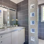 Πανσιόν Beautiful House In With Pool & Parking 4*