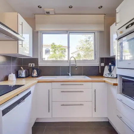Сasa de vacaciones Beautiful House In With Pool & Parking *