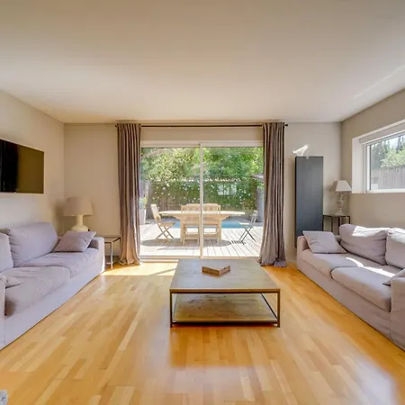 Beautiful House In With Pool & Parking