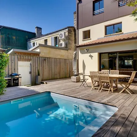 Beautiful House In With Pool & Parking Penzion