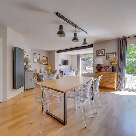 Beautiful House In With Pool & Parking Penzion