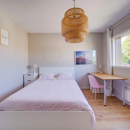 Beautiful House In With Pool & Parking Penzion 4*