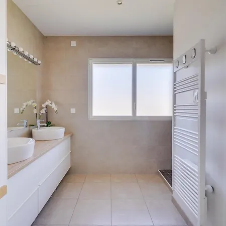 Beautiful House In With Pool & Parking 4*