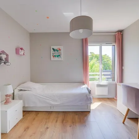 Beautiful House In With Pool & Parking Penzion