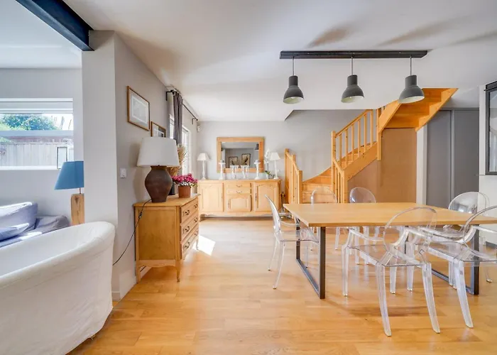 Beautiful House In With Pool & Parking
