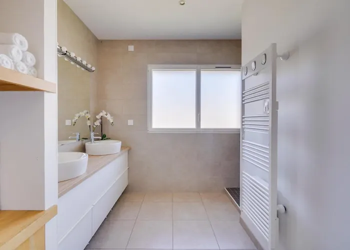 Beautiful House In With Pool & Parking 4*