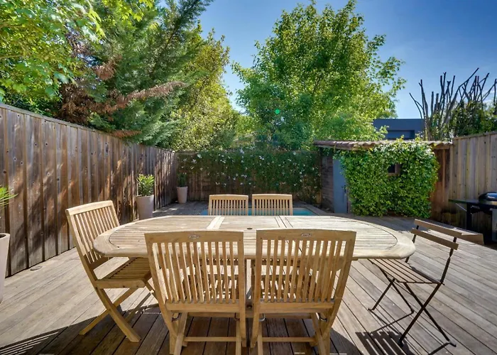 Beautiful House In With Pool & Parking